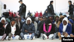Италия. Мигранты у берегов Сицилии, 16 апреля 2015 