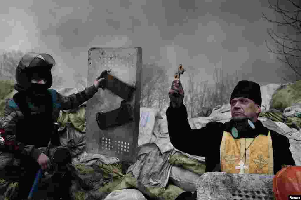 Еще один снимок Жерома Сессини из агентства&nbsp;Magnum Photos, удостоившийся награды, посвящен драматическим событиям на Евромайдане в Киеве. &nbsp;