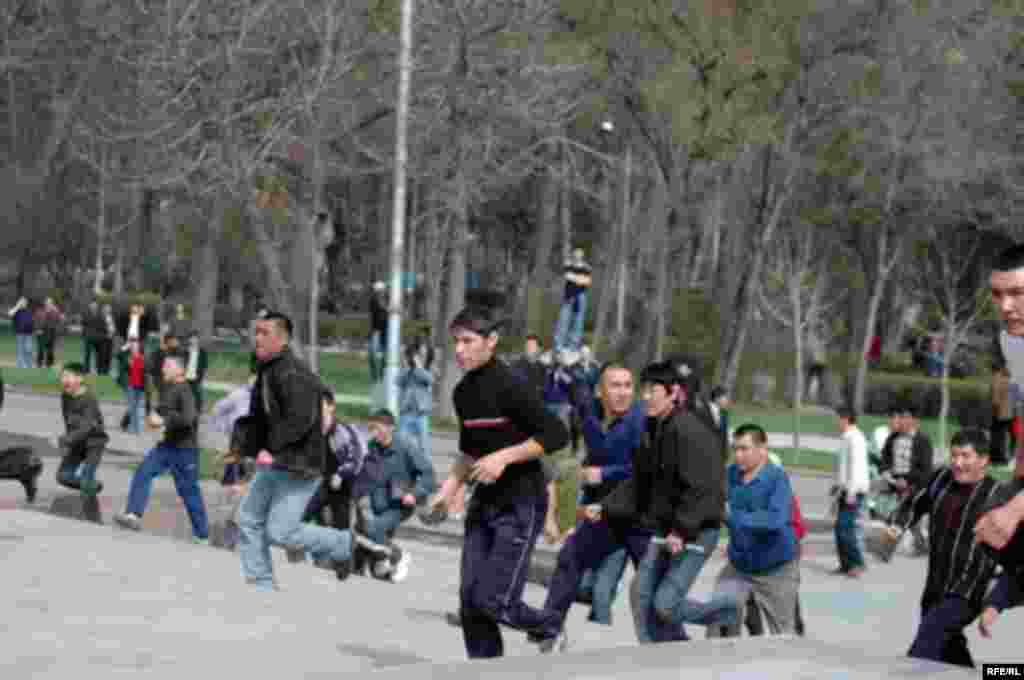 Люди бегут к зданию Дома правительства. Бишкек