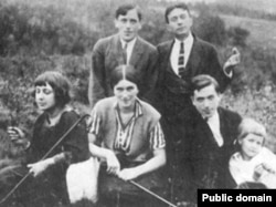 Марина Цветаева и Сергей Эфрон (крайние слева), окрестности Праги, 1923 г.