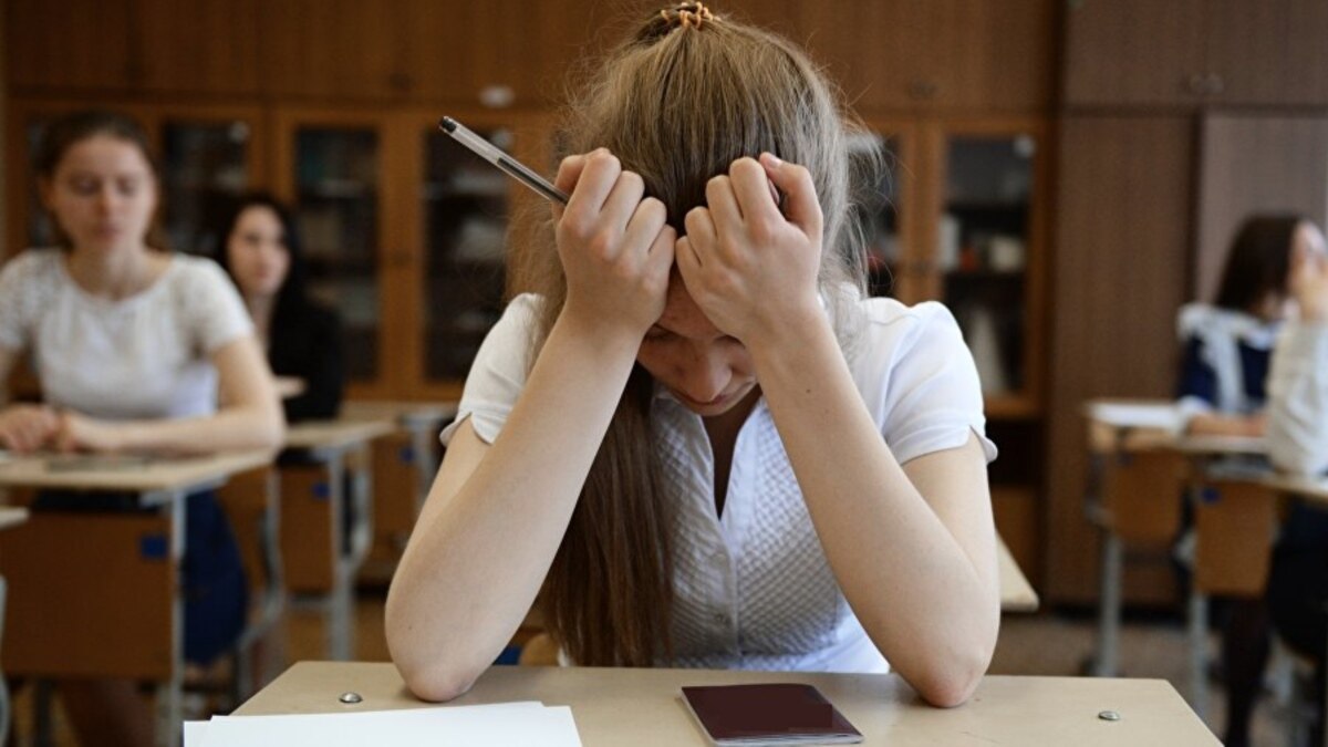 школьный экзамен. стресс у студентов. тяжелая учеба. пробный егэ. экзаменационное задание.