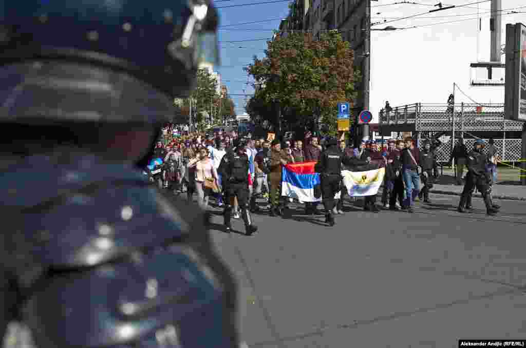 Сербские неонацисты и представители религиозных групп также провели свои акции по случаю гей-парада в Белграде 