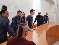 Андрей Бурков (в центре) в суде Иерусалима, 3 ноября 2019 года. Фото: ТАСС