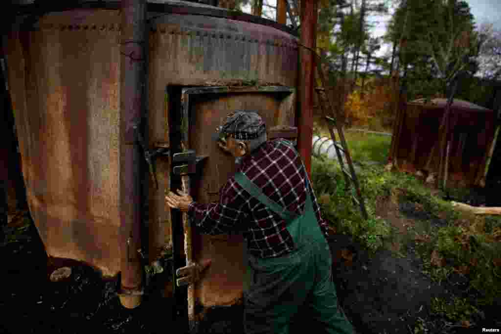 Еще 16 лет назад в горах Бещадах на границе Польши, Украины и Словакии работали свыше 50 подобных угольных баз с 600 печами. Сейчас в Польше действуют лишь около 40 печей для древесного угля менее, чем на десяти производствах