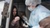 "Сегодня мы упакованы". Врачам в больницах России после жалоб и видео в соцсетях начали выдавать защиту от коронавируса