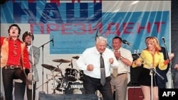 Борис Ельцин во время предвыборной кампании. Ростов-на-Дону, 1996 год