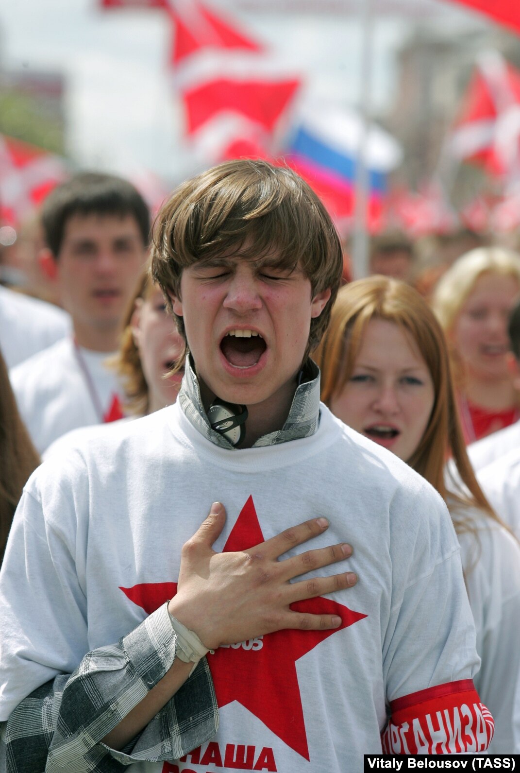 Власть как обсирали в интернете, так и обсирают