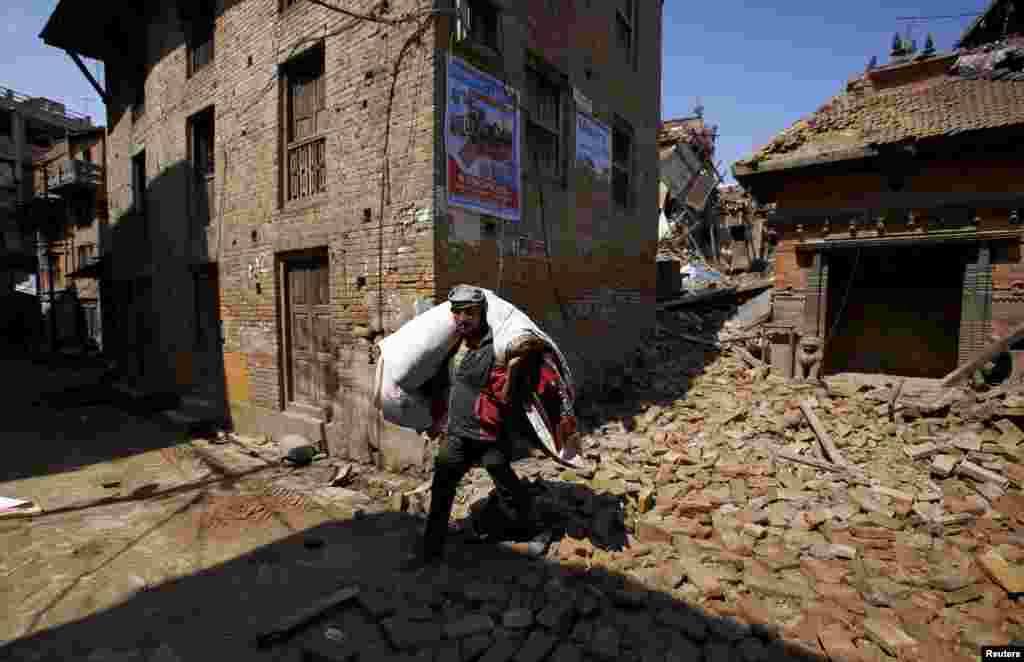 Житель Непала на руинах разрушенной улицы в Бактапуре, Непал