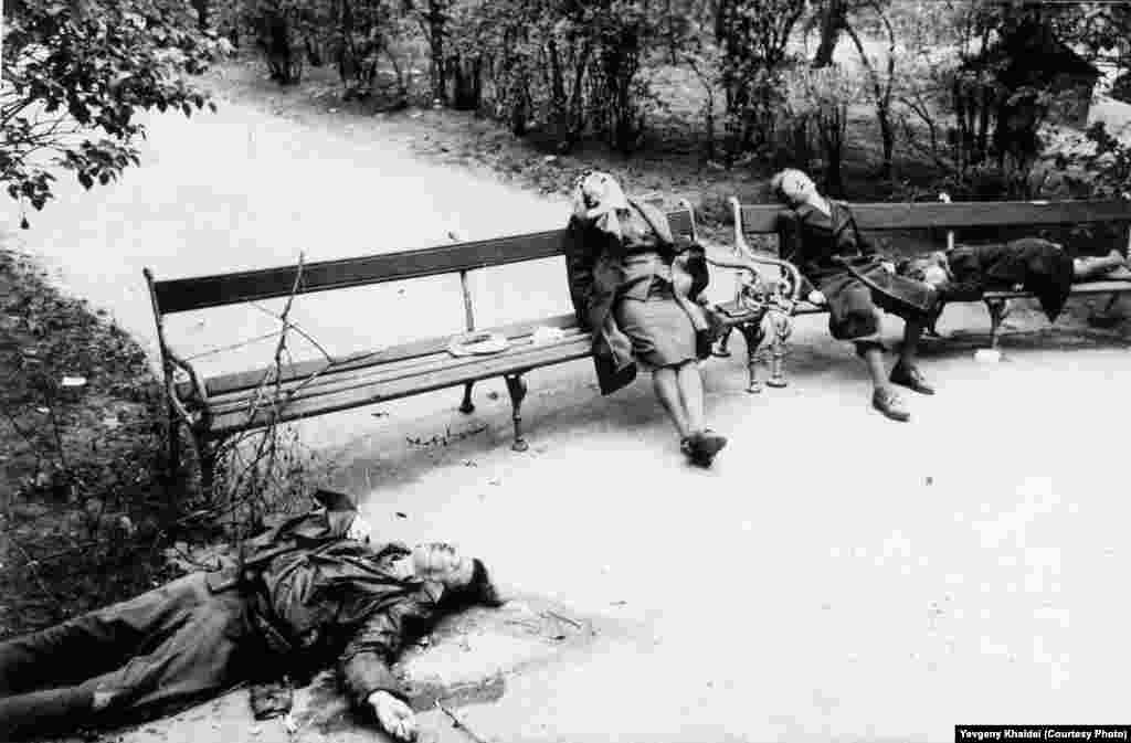 Самоубийство в Вене, снятое после входа Красной армии в столицу Австрии. Во время продвижения союзников на нацистскую территорию массовые самоубийства были обычным явлением
