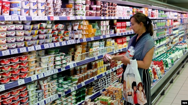 Продукция Danone на полках российского супермаркета, август 2014 года