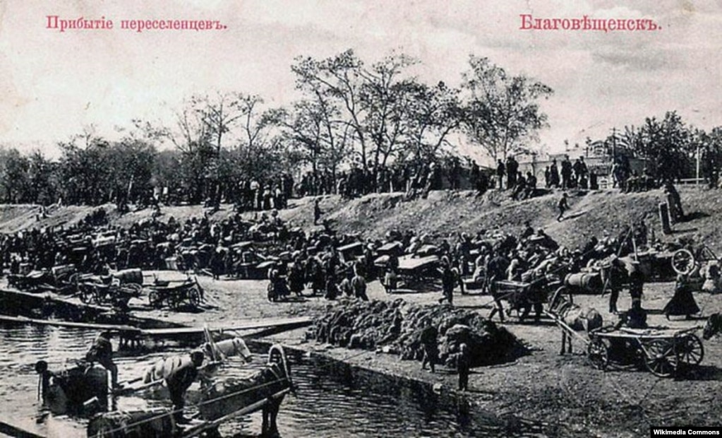 Прибуття переселенців у місто Благовіщенськ. Листівка з періоду кінця 19-го – початку 20 століття