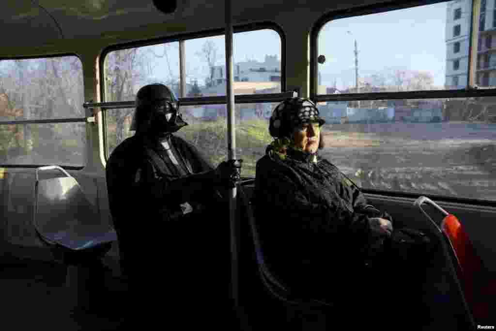 Владыка темной стороны часто ездит в общественном транспорте, чтобы быть ближе к народу