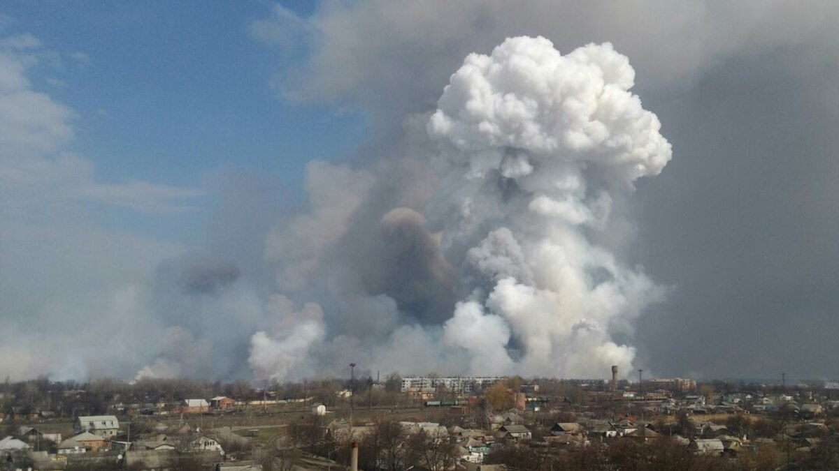 На свой страх и риск. Жители села, где взорвался склад с военной техникой,  выносят припасы из домов сами