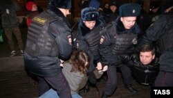 Задержание сотрудниками полиции участников акции в поддержку "узников Болотной" на Манежной площади, 6 ноября 2014