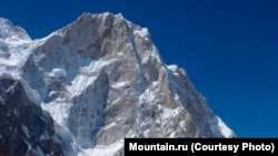 Гора Латок, на которой застрял российский альпинист