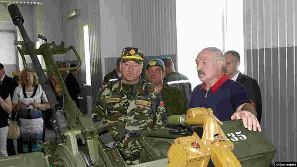 Лукашенко посещает военнослужащих. Витебск, 2014.