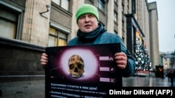 An environmental activist pickets in front of Russia's Duma to demand a thorough screening of incoming passengers from Southeast Asia to protect against the spread of the coronavirus.