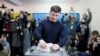 Экзит-поллы: за Зеленского проголосовали более 30% украинцев, за Порошенко – более 17%
