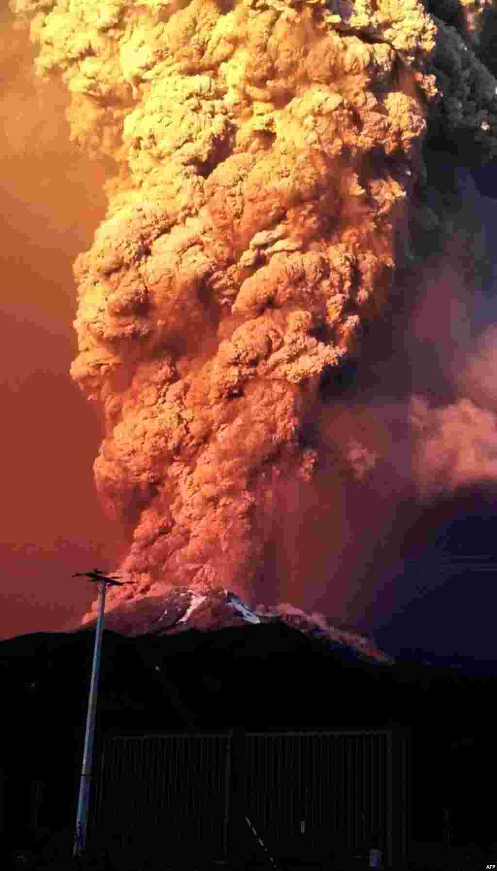 На фото - вулкан Кальбуко, в Чили, извергающийся в апреле. На время активности вулкана занятия во всех&nbsp;учебных заведениях&nbsp;и&nbsp;транспортное сообщение с регионом&nbsp;были отменены 