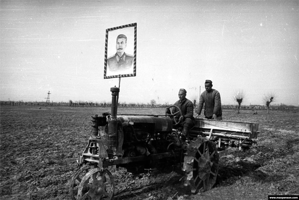 Портрет Сталина в колхозе. В 1948 году, когда усилились антиеврейские чистки, Пенсона уволили из "Правды Востока"