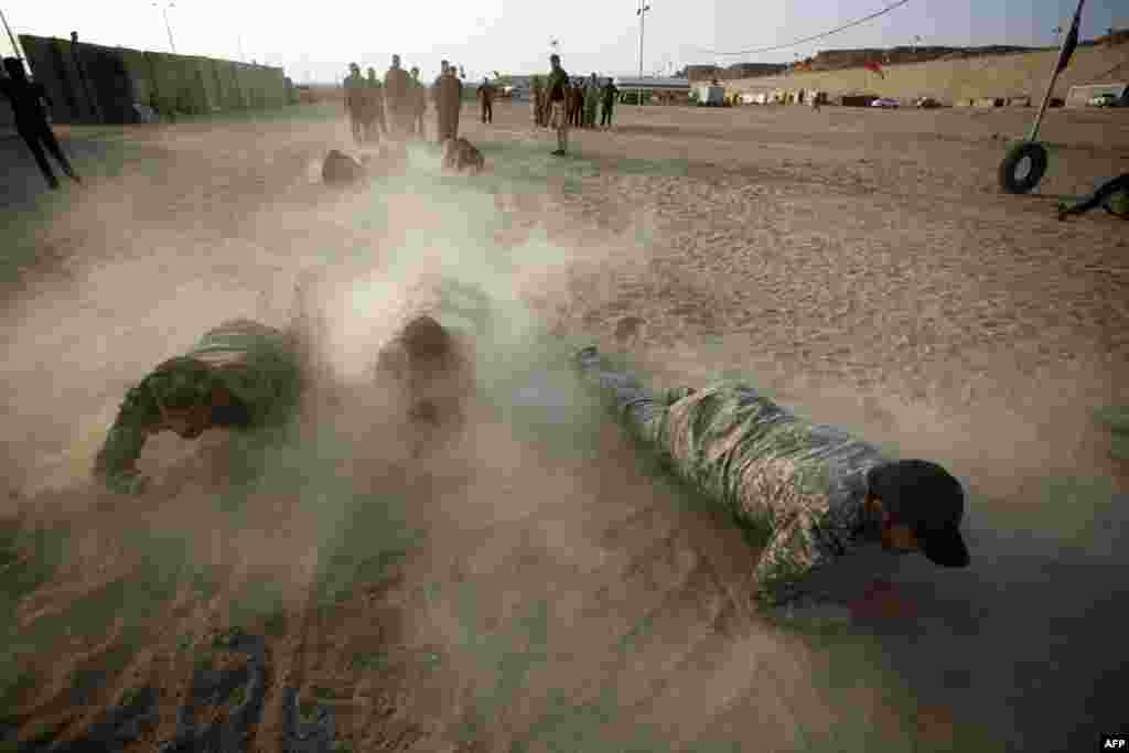 Иракские бойцы из шиитской группировки &quot;Хашид аш-Шааби&quot; (&quot;Народная мобилизация&quot;) на тренировке в иракском городе Наджаф. &nbsp;