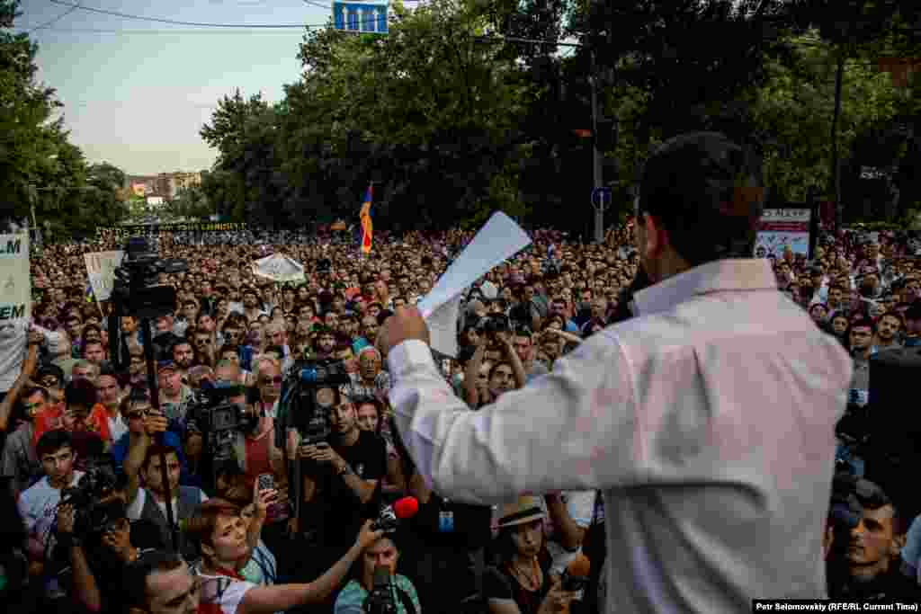 Один из лидеров протестного движения взобрался на баррикады и призывал людей уйти на площадь Свободы, чтобы продолжить акцию Фото от 28 июня с проспекта Баграмяна