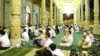 Прихожане мечети "Фатх" в Ташкенте слушают проповедь имама, 30 июля 2014