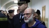 Russia -- Former director of the Moscow-based Gogol Center theater, Aleksei Malobrodsky, (R) is escorted by police for a hearing at a court in Moscow, July 18, 2017