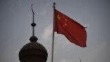 Китайский флаг на фоне мечети в Синьцзяне
