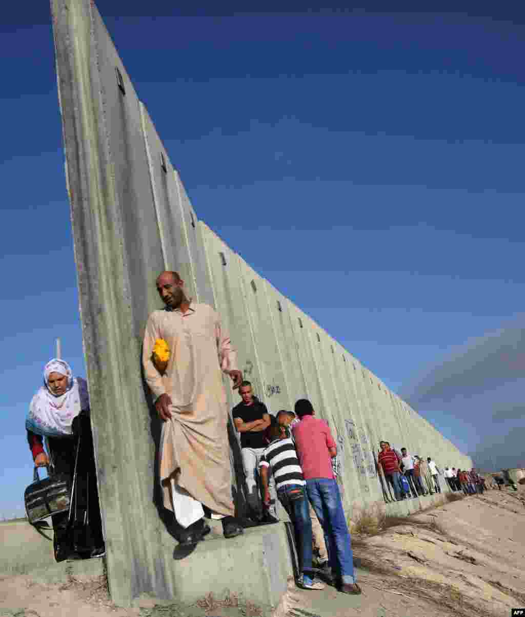 На фото - знаменитая стена, построенная Израилем, чтобы оградить палестинские поселения на Западном берегу реки Иордан. Железобетонная 8-метровая стена&nbsp;​в некоторых сестах оснащена колючей проволокой и датчиками движения