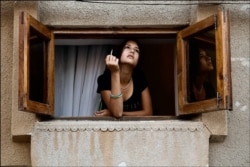Девушка курит в окно в центре Бухары. 2010