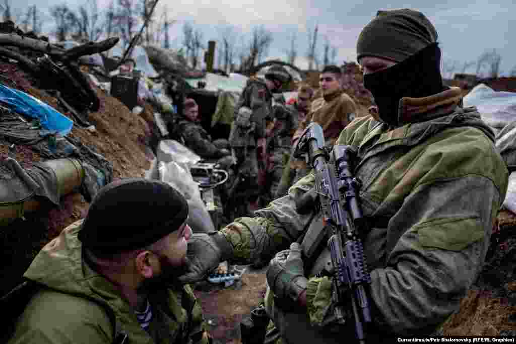 Бойцы украинского батальона &quot;Азов&quot; отдыхают в траншее вблизи Широкино в Донецкой области. 18 апреля 2015&nbsp;