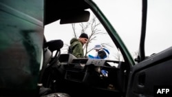 Представители сепаратистов и наблюдатели ОБСЕ во время поездки в Широкино, Донецкая область 