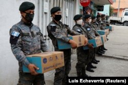 Солдаты в Гватемала Сити с коробками гуманитарной помощи для малоимущих, 5 апреля 2020 года. Фото: Reuters
