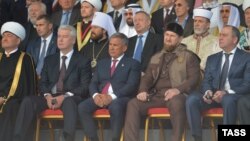 В первом ряду – главы субъектов Российской Федерации: мэр Москвы, президент Татарстана, глава Чечни