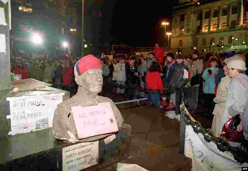 Бюст Иосифа Сталина с табличкой &quot;Ничто не вечно&quot; установлен на Вацлавской площади в первый день общенациональной забастовки 27 ноября
