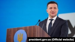 Зеленский объяснил борьбу с олигархами словами "Украина дает сдачи"