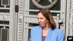 Посол США в России Линн Трейси покидает министерство иностранных дел России в Москве, 18 апреля 2023 года