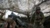 Украинские военнослужащие ведут огонь из самоходной гаубицы по российским войскам под Покровском