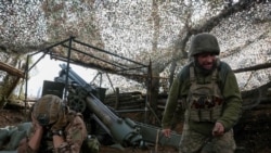 Украинские военнослужащие ведут огонь из самоходной гаубицы по российским войскам под Покровском