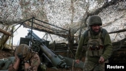 Украинские военнослужащие ведут огонь из самоходной гаубицы по российским войскам под Покровском