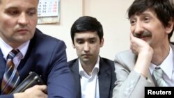 Руслан Шамсуаров в окружении адвокатов