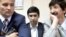Руслан Шамсуаров в окружении адвокатов