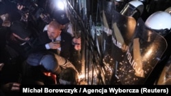 Член партии "Право и справедливость" Мариуш Госек принимает участие в акции протеста у здания Конституционного трибунала, 30 октября 2026 года