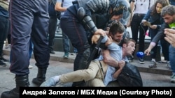 A young man detained during an unauthorized election protest in Moscow on August 3 maintained that he had no connection with the demonstration. 