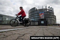 Велосипедист перед зданием Европейского парламента в Страсбурге
