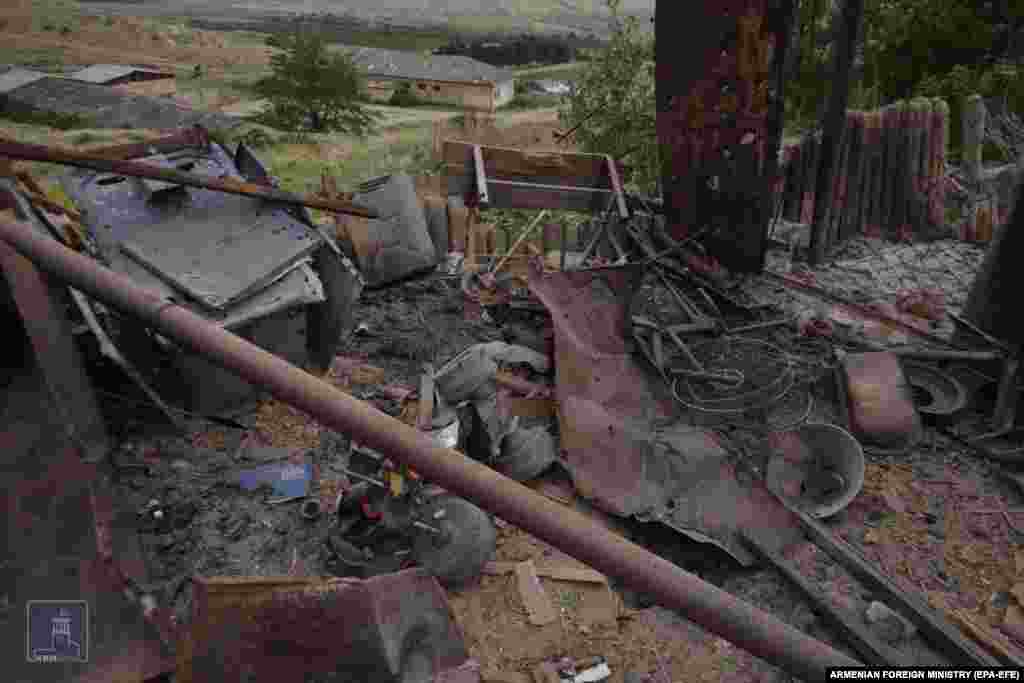 На фото, опубликованном Министерством иностранных дел Армении, видны повреждения, вероятно вызванные боевыми действиями между армянскими и азербайджанскими силами в Нагорном Карабахе