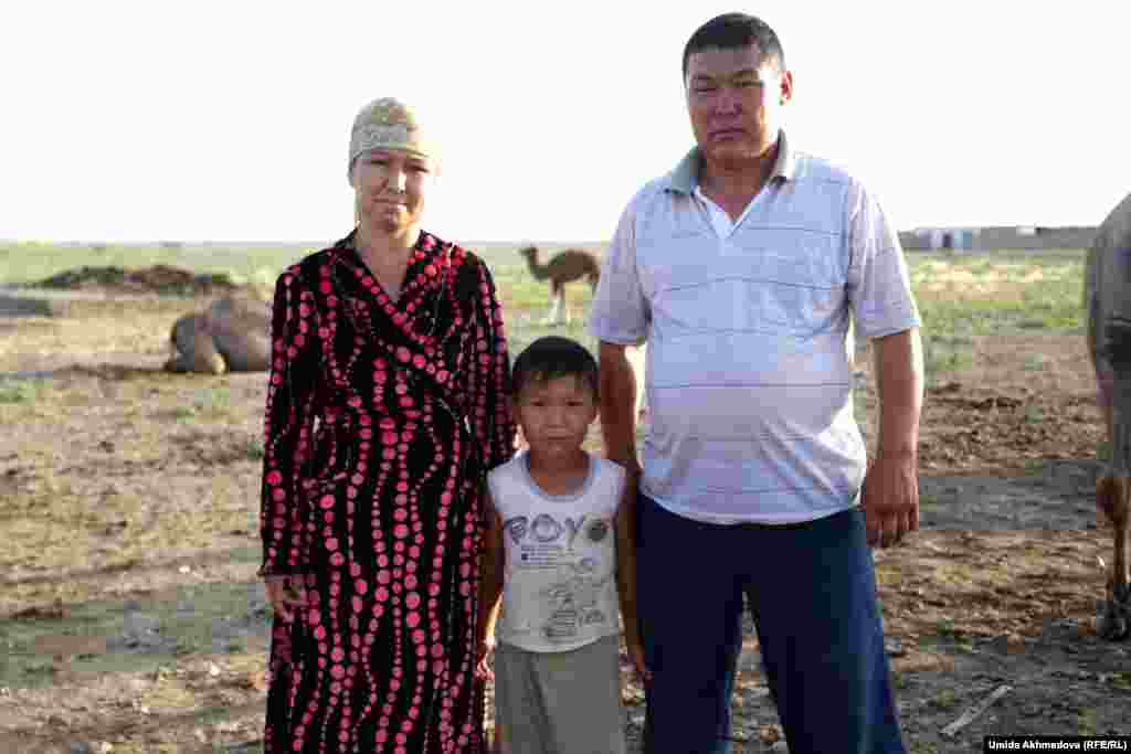 Замира, доярка верблюдиц, согласилась сфотографироваться вместе с семьей. Казахи, занимающиеся разведением верблюдов, неохотно делятся с приезжими особенностями своего промысла. &nbsp;&nbsp;