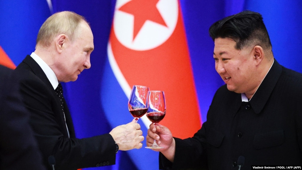 Reuters: Кореяи Шимолӣ дар Русия як қисми мушакиро ҷойгир кард ва 40 мушаки баллистиро ба Маскав супурд