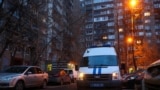 Полицейский автомобиль возле дома на Люблинской улице, где находится квартира Алексея Навального, Москва, 27 января 2021 года